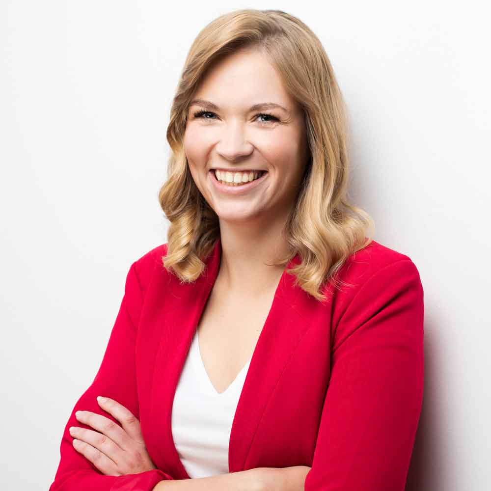 Anne Meinhardt unterstützt als freiberufliche Marketing-Expertin kleine und mittelständige B2B-Unternehmen sowie (Solo)-Selbstständige dabei, ihr Marketing in die eigene Hand zu nehmen. Mit ihren Workshops und Trainings gibt sie “Hilfe zur Selbsthilfe”, damit ihre Kund:innen auch unabhängig von externen Agenturen ihr Marketing erfolgreich umsetzen können. Anne ist auf die Entwicklung von Markenpositionierungen und integrierten Marketingkonzepten sowie B2B-Marketing mit LinkedIn spezialisiert. Nach der Ausbildung zur internationalen Eventmanagerin hat Anne u. a. für die Lange Uhren GmbH und in der Gläsernen Manufaktur von Volkswagen gearbeitet, wechselte danach als Kunden- und Kampagnenmanagerin auf Agenturseite. Zuletzt baute sie für ein IT-Start-up aus dem Gesundheitswesen das Marketing auf und machte sich 2021 selbstständig. Anne ist akkreditierte BAFA- und SAB-Unternehmensberaterin und als LinkedIn Marketing Insider zertifiziert.