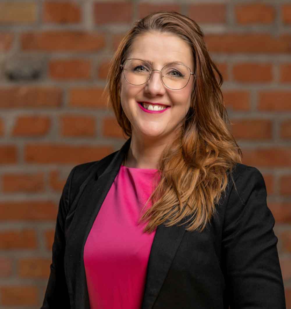 Kati Fritzsche ist eine leidenschaftliche Event- und Marketingmanagerin. Nach ihrem Studium Messe-, Kongress- und Eventmanagement in Ravensburg hat sie über 15 Jahre Erfahrung in Events, Markenerlebnissen und Projektmanagement gesammelt und sich als Expertin für Erlebnisse und Ausstellungen etabliert. Ihre Begeisterung für die Schaffung unvergesslicher Markenerlebnisse und ihre Fähigkeit, komplexe Projekte zu managen, führte sie zu Deutschlands beliebtester Sektmarke. Seit 2020 ist sie bei Rotkäppchen-Mumm tätig und verantwortlich für die strategische und wirtschaftliche Entwicklung des einzigartigen Markenerlebnisses Rotkäppchen Erlebniswelt. In dieser Rolle legt sie großen Wert darauf, den Gast und Kunden in den Mittelpunkt zu stellen und führt ein Team von 20 Mitarbeitern. Ihre Leidenschaft für Prozesse, Projektmanagement und Strukturen spiegelt sich in der erfolgreichen Umsetzung der Erlebniswelt wider.