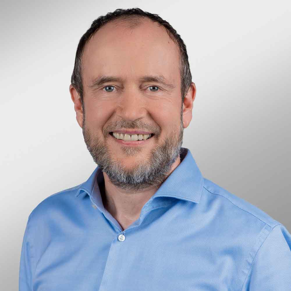 Als B2B-Marketer habe ich gelernt: Wer im Vergleich denkt, spielt nach fremden Regeln. Mit der E-Box hat E-T-A nicht nur ein Produkt entwickelt, sondern eine eigene Kategorie im Markt der Stromverteilung für Wohnmobile geschaffen – und so die „Besser“-Falle bewusst vermieden. In meinem Vortrag zeige ich, wie Category Design als strategisches Marketing-Werkzeug hilft, neue Relevanz zu schaffen, Nachfrage umzulenken und sich unvergleichbar zu positionieren. Ein Best Practice aus dem Mittelstand – und ein Impuls für alle, die nicht besser sein wollen, sondern anders denken.