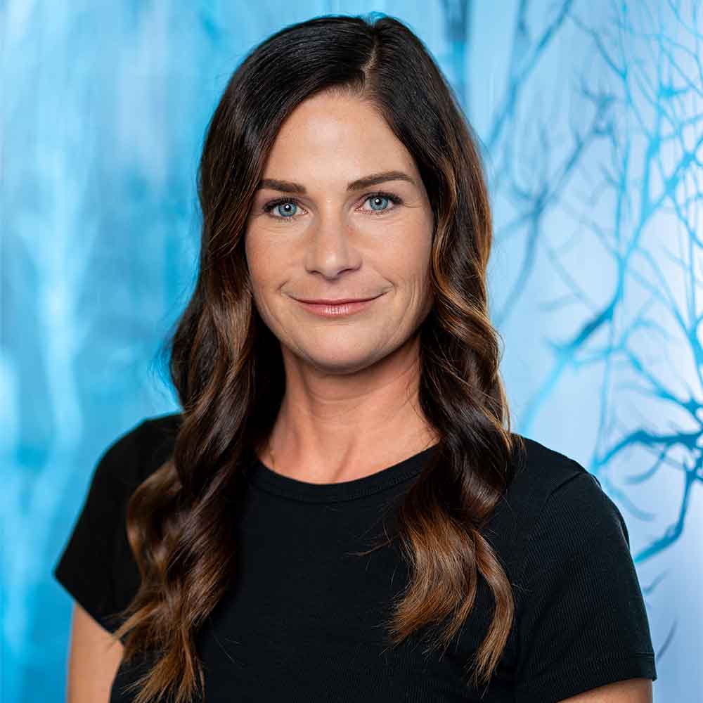Maike Riedel bringt frischen Wind in die Welt der Künstlichen Intelligenz. Als leidenschaftliche Trainerin für generative KI zeigt sie Unternehmen und Einzelpersonen, wie Tools wie ChatGPT und Midjourney nicht nur spannend, sondern auch richtig nützlich sein können. In ihren Workshops, Coachings und Vorträgen wird es praxisnah, humorvoll und tiefgründig. Statt Fachchinesisch gibt es klare Impulse und echte Aha-Momente. Maike macht Lust aufs Ausprobieren und zeigt, wie KI ganz konkret im Alltag weiterhilft.