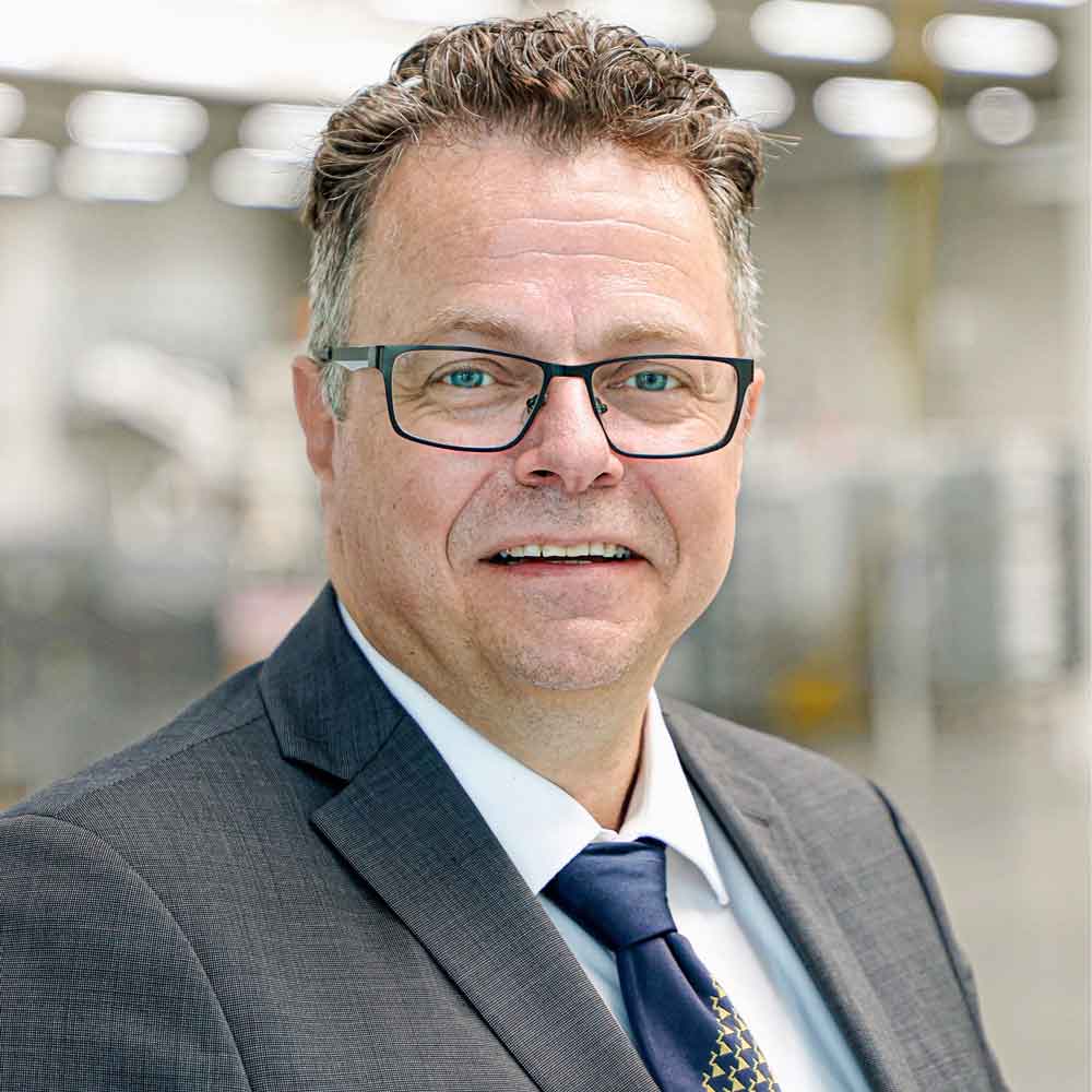 Rainer Grill, Leiter der Öffentlichkeitsarbeit bei ZIEHL-ABEGG, spannende Einblicke in die Social Media Strategie des weltweit agierenden Elektromotoren- und Ventilatorenherstellers aus Künzelsau. Seit 2020 bespielt das Unternehmen erfolgreich TikTok, war unter den Ersten auf Clubhouse und BeReal und rekrutiert heute sogar über E-Sports. Im Fokus des Vortrags steht, wie crossmediale Effekte entstehen und genutzt werden – und was andere Unternehmen davon lernen können.