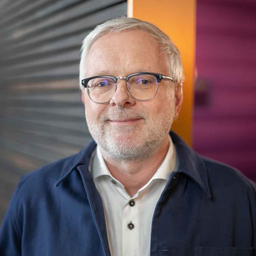 Als Marketing- und Markenstratege verfügt Ralf Sippel über 30 Jahre Erfahrung, insbesondere in der Transformation Ostdeutschlands, Innovation und Brand Development. Seine Karriere begann 1995 als Marketing-Lead bei der Regionalmarke Lichtenauer, einer Tochter der HassiaGroup, wo er die Marke zum Marktführer im Osten und zum Category Champion für alkoholfreie Getränke entwickelte. Später integrierte er erfolgreich die Regionalmarken VitaCola und Margon. 2011 wechselte er als Head of Strategy & Bord Member zur zebra | group. Er ist Strategiepartner für regionale Marken in Sachsen und Mecklenburg-Vorpommern im Bereich der Wirtschaftsförderung. Zudem initiierte er 2015 die Studie "Wertwandel Ost" und trat als Keynote-Speaker beim Ostdeutschen Wirtschaftsforum auf. Seit April 2025 verstärkt Ralf das Präsidium des Unternehmerverbands Sachsen als neuer Vizepräsident für Chemnitz/Südwestsachsen.