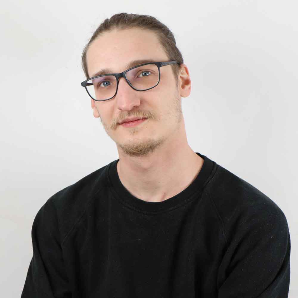 Tim Pfeifer ist Gründer der ScaleUp Factory und CTO von the honey factory. Als Full-Stack Entwickler und Cloud Consultant mit über 8 Jahren Erfahrung baut er keine Software zum Selbstzweck, sondern digitale Systeme, die verkaufen, automatisieren und skalieren. Mit seiner ScaleUp Factory unterstützt er mittelständische Unternehmen beim Aufbau von E-Commerce-Infrastrukturen (z.B. mit JTL), effektiven SEO-Strategien und KI-gestützter Automatisierung - ganz ohne Buzzwords, aber mit messbarem Erfolg. Sein Fokus: Lösungen, die direkt ins Geschäftsmodell einzahlen. Beim MarketingTag Ost zeigt er, wie man aus einer Underdog-Marke einen digitalen Vorreiter macht - und warum es dafür oft weniger Technik, sondern mehr Klarheit braucht.