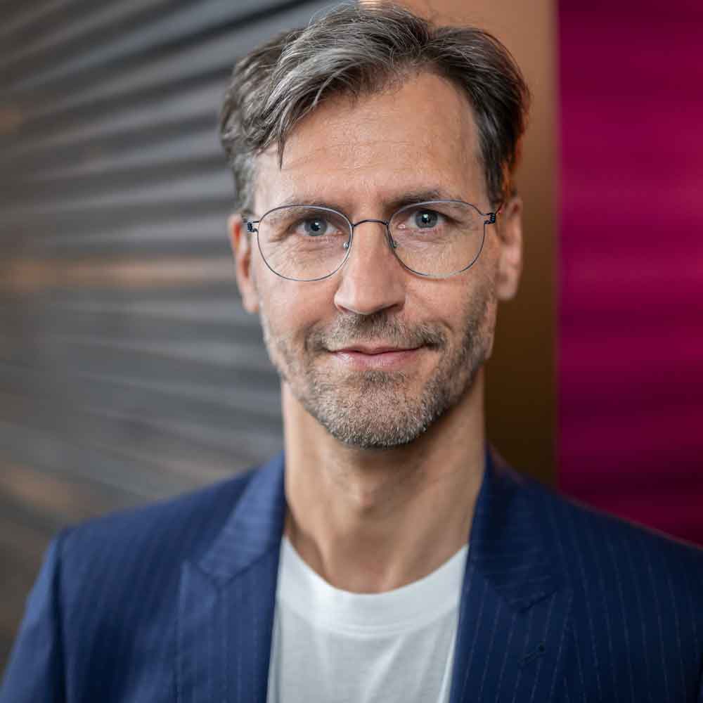 Nach ersten Agenturerfahrungen bei profibox Salzburg und Scholz & Friends Berlin arbeitete Tino Lang viele Jahre als freier Kreativer. Seit 2000 ist er einer der Geschäftsführer der zebra | group und verantwortet inzwischen den Bereich Beratung. Weil aus seiner Sicht Marketing und Vertrieb immer mehr verschmelzen, ist für ihn die Übersetzung einer starken Brand in messbares Business die Königsdisziplin. Eine wesentliche Voraussetzung ist es, seine Zielgruppen zu kennen. Tino sieht sich als Business-Profiler, der Daten mit beiden Gehirnhälften liest und Insights mit Hilfe von intuitiver und künstlicher Intelligenz findet.
